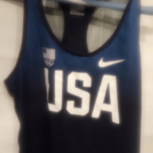 Nike. Seeveless sports tee - Picture 1 of 5